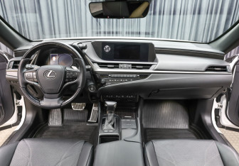 Подержанный автомобиль Lexus ES 2019 года (14 фото)