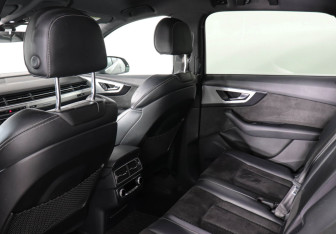 Подержанный автомобиль Audi Q7 2016 года (12 фото)