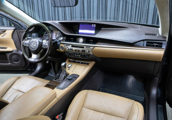 Подержанный автомобиль Lexus ES 2018 года (10 фото)