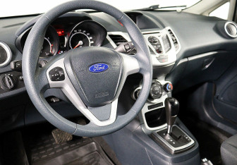 Подержанный автомобиль Ford Fiesta Hatchback 2012 года (9 фото)