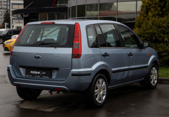 Подержанный автомобиль Ford Fusion 2005 года (4 фото)