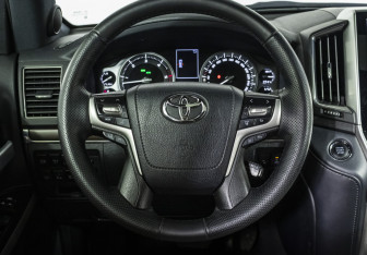 Подержанный автомобиль Toyota Land Cruiser Suv 2018 года (11 фото)
