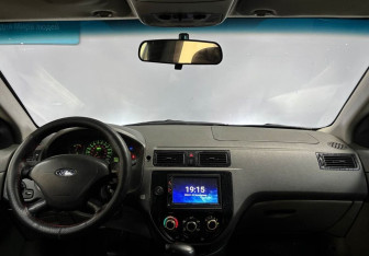 Подержанный автомобиль Ford Focus Sedan 2004 года (12 фото)