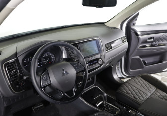 Подержанный автомобиль Mitsubishi Outlander 2022 года (8 фото)