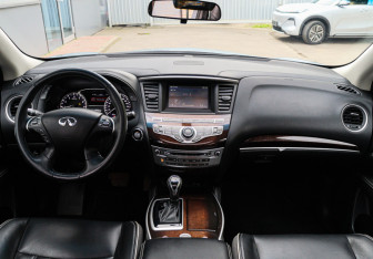 Подержанный автомобиль Infiniti QX60 2017 года (10 фото)