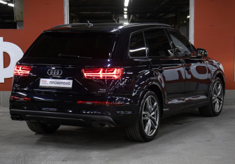 Подержанный автомобиль Audi Q7 2017 года (5 фото)