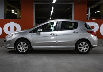 Подержанный автомобиль Peugeot 308 Hatchback 2010 года (8 фото)
