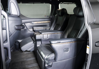 Подержанный автомобиль Toyota Alphard 2019 года (14 фото)