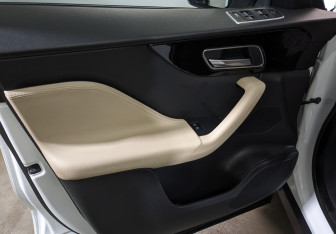 Подержанный автомобиль Jaguar F-Pace 2018 года (19 фото)