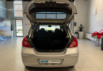 Подержанный автомобиль Nissan Tiida Hatchback 2010 года (9 фото)