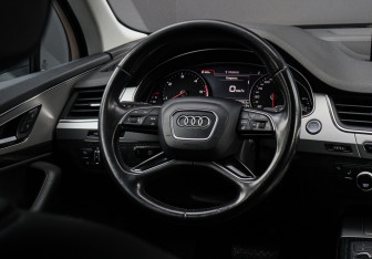Подержанный автомобиль Audi Q7 2016 года (12 фото)