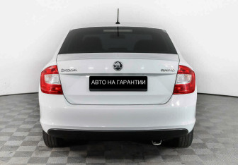 Подержанный автомобиль Skoda Rapid Liftback 2015 года (4 фото)