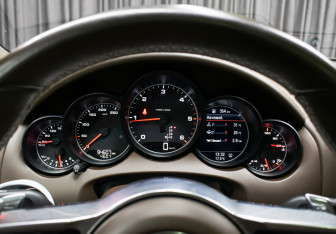 Подержанный автомобиль Porsche Cayenne 2015 года (14 фото)