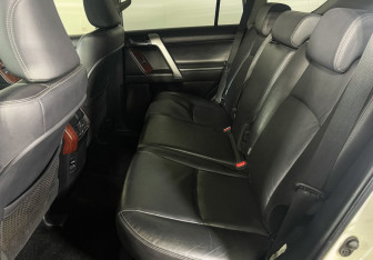 Подержанный автомобиль Toyota Land Cruiser Prado 2017 года (10 фото)