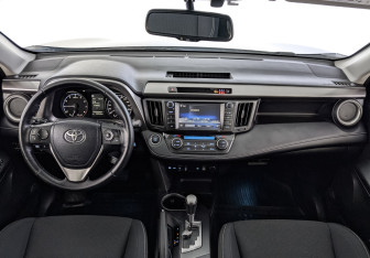 Подержанный автомобиль Toyota RAV4 2018 года (14 фото)