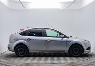 Подержанный автомобиль Ford Focus Hatchback 2010 года (4 фото)