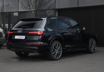 Подержанный автомобиль Audi Q7 2019 года (5 фото)