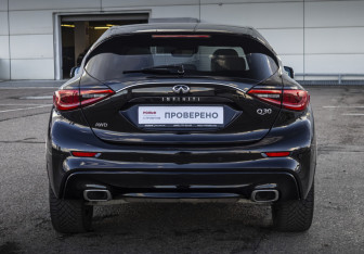 Подержанный автомобиль Infiniti Q30 2017 года (6 фото)