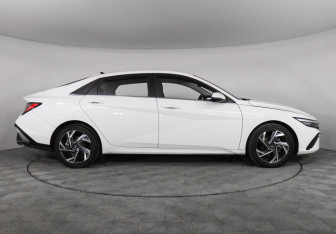 Подержанный автомобиль Hyundai Elantra Sedan 2024 года (4 фото)