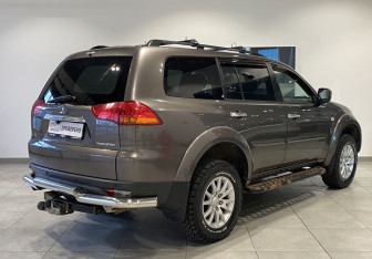 Подержанный автомобиль Mitsubishi Pajero Sport 2011 года (5 фото)
