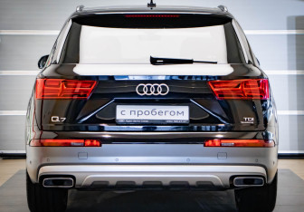 Подержанный автомобиль Audi Q7 2017 года (5 фото)