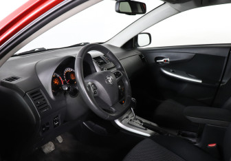 Подержанный автомобиль Toyota Corolla Sedan 2012 года (5 фото)