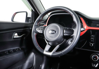 Подержанный автомобиль Kia Rio Sedan 2020 года (13 фото)