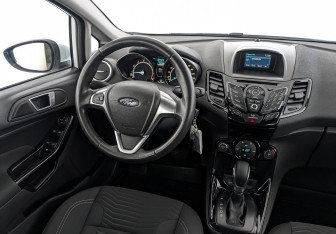 Подержанный автомобиль Ford Fiesta Sedan 2015 года (13 фото)