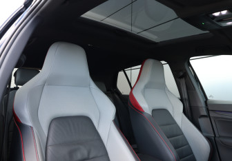 Подержанный автомобиль Volkswagen Golf GTI Hatchback 2022 года (10 фото)