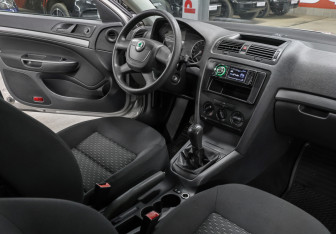 Подержанный автомобиль Skoda Octavia Liftback 2011 года (10 фото)