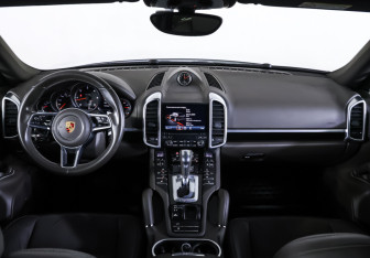 Подержанный автомобиль Porsche Cayenne 2017 года (17 фото)