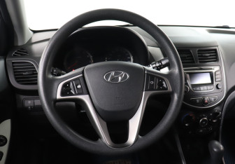 Подержанный автомобиль Hyundai Solaris Hatchback 2015 года (18 фото)