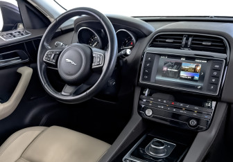 Подержанный автомобиль Jaguar F-Pace 2017 года (29 фото)