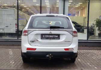 Подержанный автомобиль Mitsubishi Outlander 2013 года (7 фото)