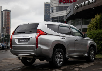 Подержанный автомобиль Mitsubishi Pajero Sport 2017 года (4 фото)