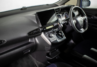 Подержанный автомобиль Toyota Wish Minivan 2014 года (11 фото)