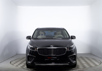 Подержанный автомобиль Kia Carnival 2019 года (2 фото)