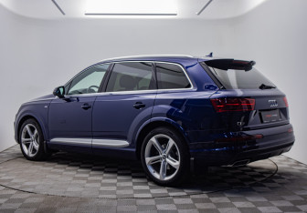 Подержанный автомобиль Audi Q7 2018 года (3 фото)