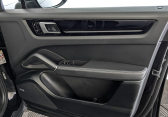 Подержанный автомобиль Porsche Cayenne 2019 года (25 фото)