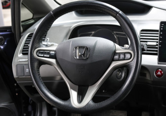 Подержанный автомобиль Honda Civic Sedan 2010 года (17 фото)