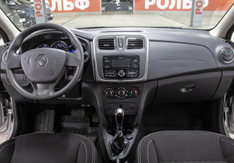 Подержанный автомобиль Renault Logan Sedan 2017 года (14 фото)