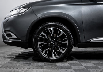 Подержанный автомобиль Mitsubishi Outlander 2021 года (15 фото)