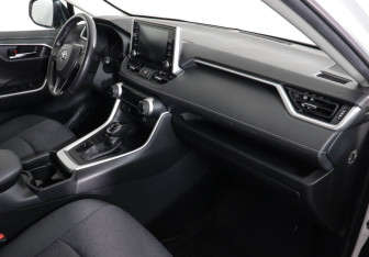 Подержанный автомобиль Toyota RAV4 2021 года (10 фото)