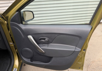 Подержанный автомобиль Renault Sandero 2017 года (23 фото)