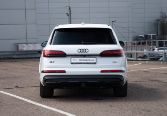 Подержанный автомобиль Audi Q7 2021 года (6 фото)