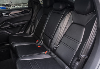 Подержанный автомобиль Porsche Cayenne 2019 года (15 фото)