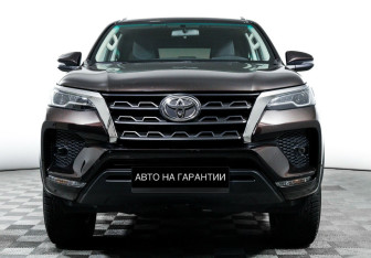 Подержанный автомобиль Toyota Fortuner 2021 года (2 фото)