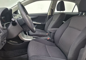 Подержанный автомобиль Toyota Corolla Sedan 2011 года (10 фото)