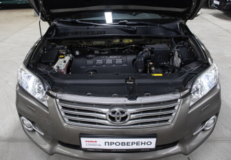 Подержанный автомобиль Toyota RAV4 2010 года (9 фото)