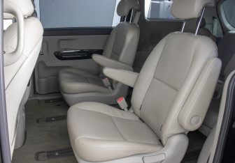 Подержанный автомобиль Kia Carnival 2018 года (11 фото)